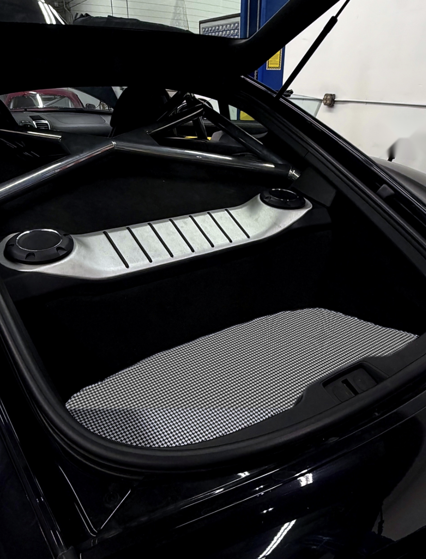 Houndstooth mat in the rear luggage compartment of a Porsche 981 GT4