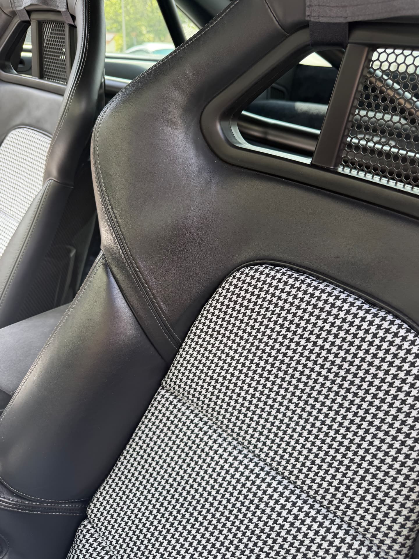 911 GT3 · Houndstooth detail