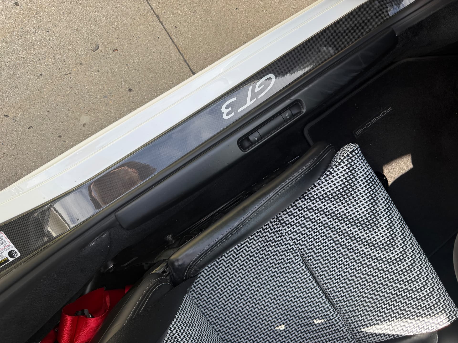 911 GT3 sill with houndstooth seat